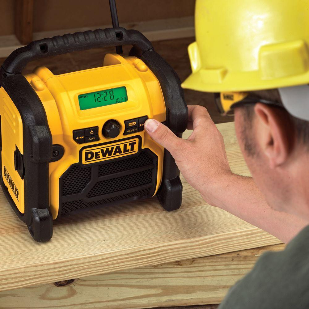 2025 20-Volt MAX Compact Corded / Cordless Worksite Radio
